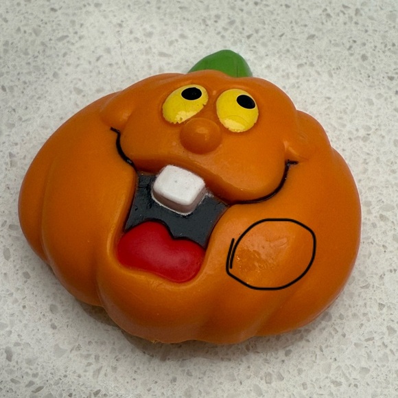 Vintage Jack O' Lantern Brooch Pin Pumpkin Silly Face 1980s Russ Halloween - Picture 6 of 7